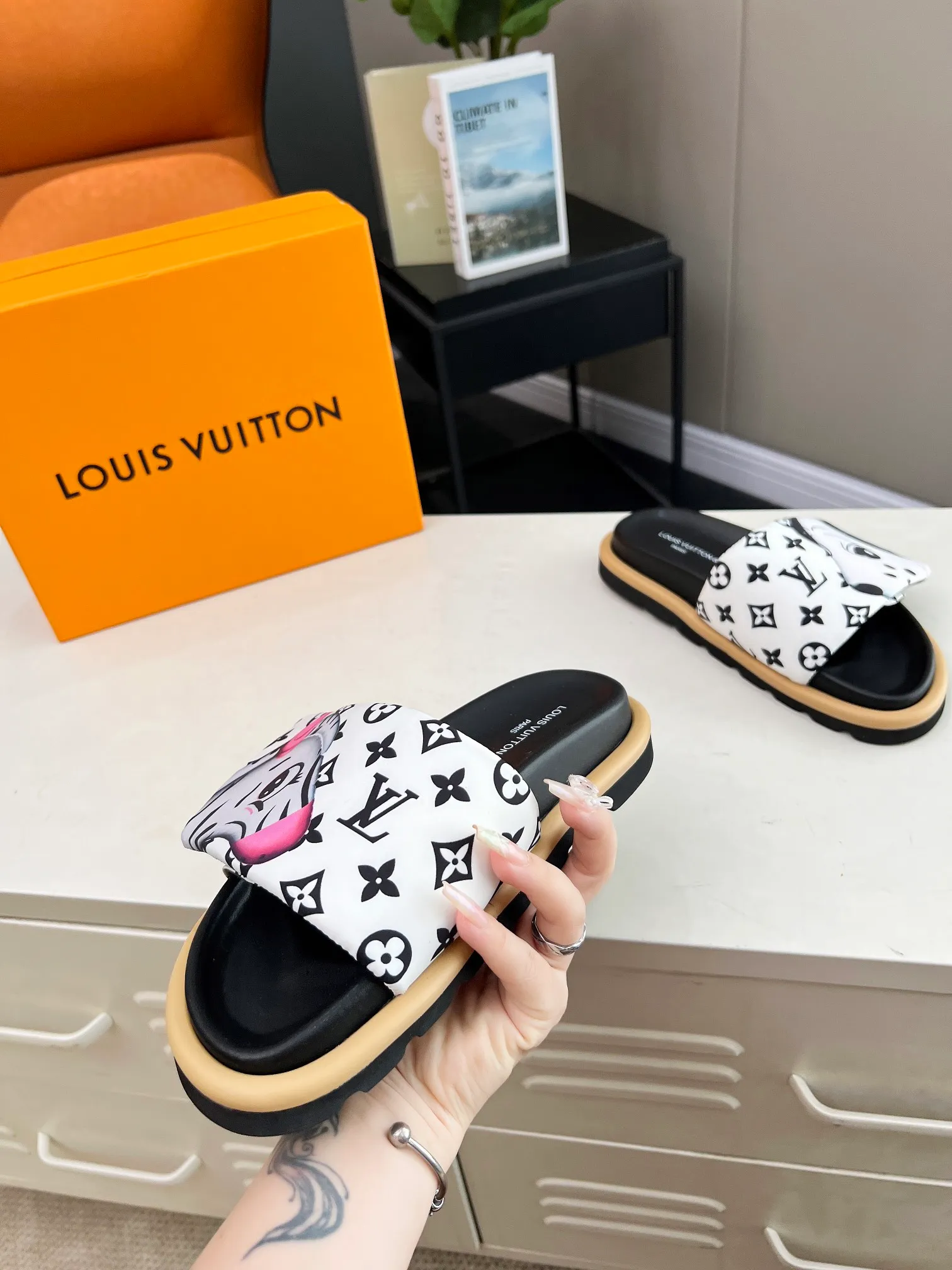👟👟Ex-factory price 360👟👟 lv donkey brand l home 2024 hot style embossed logo embossed sandals This ol low comfort flat sandals are made of technical fabrics and use high-frequency embossing technology to reinterpret the monogram pattern. Soft padded upper with adjustable Velcro, comfortable and tough insole adds harmonious color ▪️Fabric: Original customized technical fabric ▪️Lining: soft sheepskin lining ▪️Sole: Original open-molded rubber foam outsole Color: .yellow.black▪️